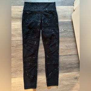 Lululemon Wunder Under Dark Pattern and Mesh detail